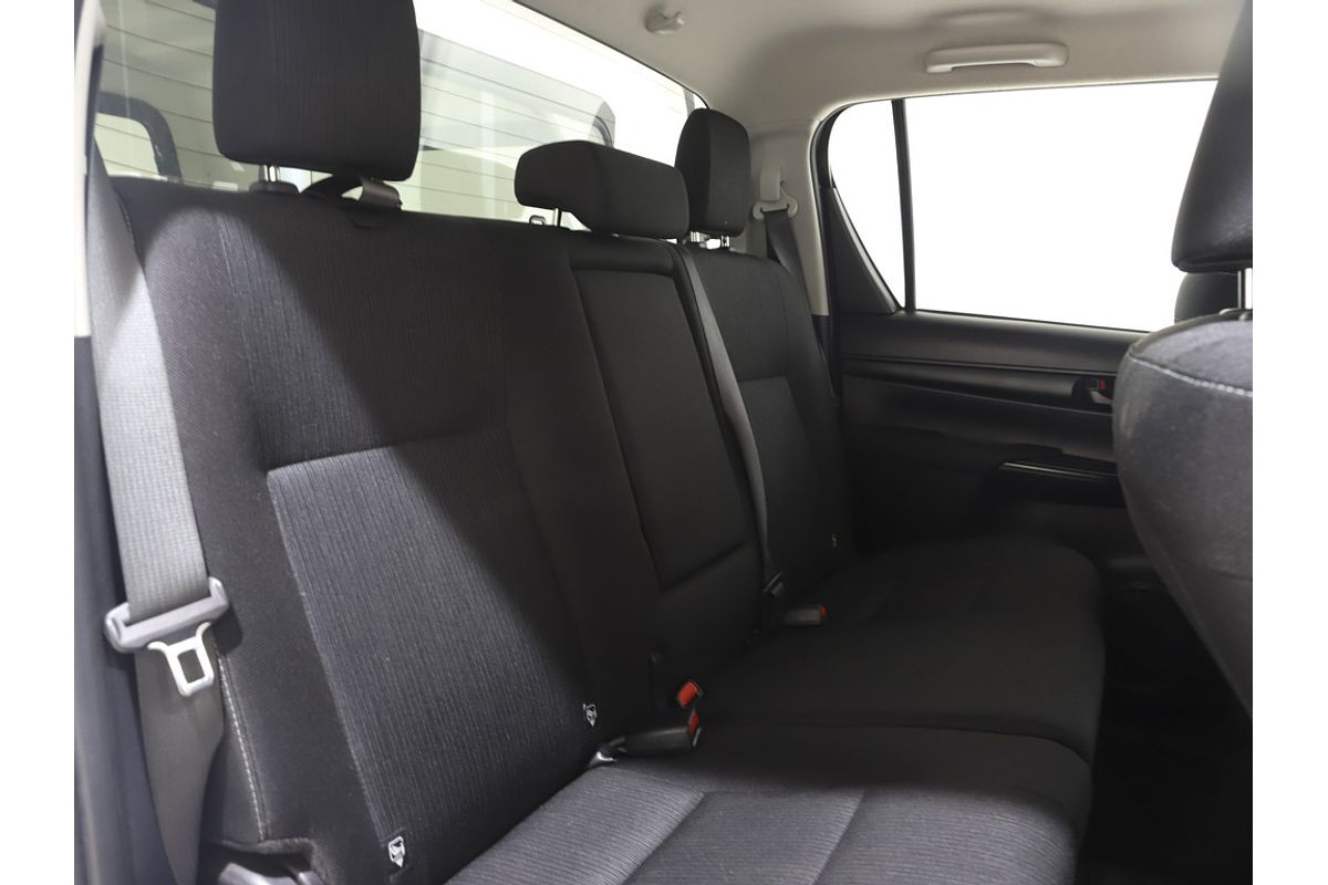 Hilux 4x4 SR 2.8L T Diesel Automatic Double Cab C/C 2U76980 001