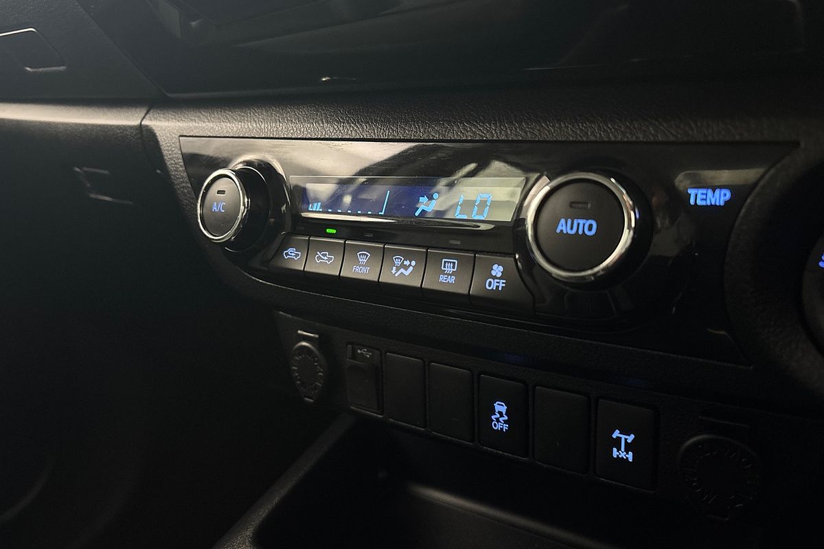 2016 Toyota HILUX SR5 (4x4) GUN126R 4X4