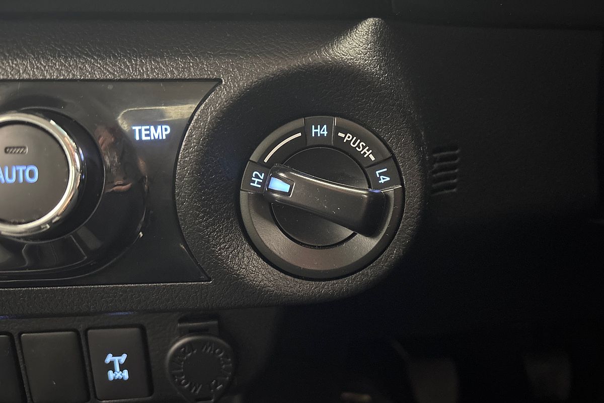 2016 Toyota HILUX SR5 (4x4) GUN126R 4X4