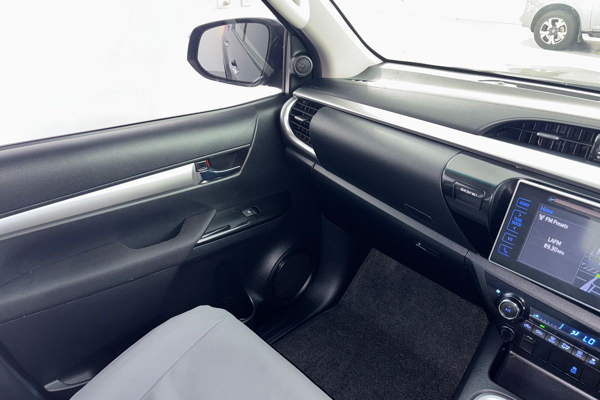 2016 Toyota HILUX SR5 (4x4) GUN126R 4X4