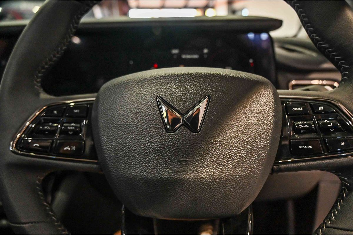 2025 Mahindra XUV700 AX7L