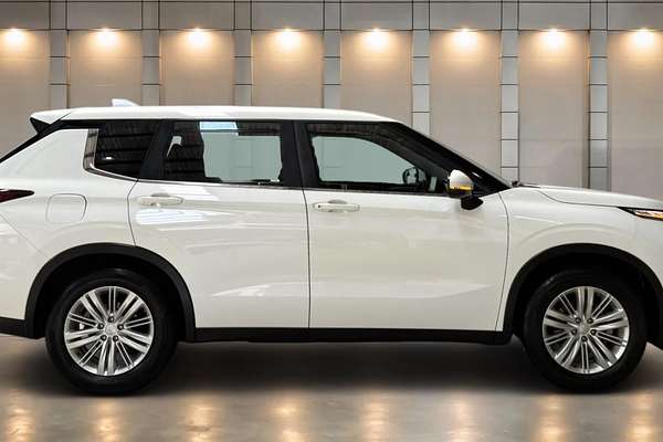 2024 Mitsubishi Outlander ES ZM