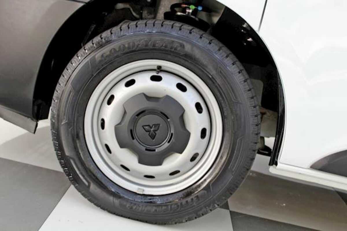 2020 Mitsubishi EXPRESS GLX SN MY21