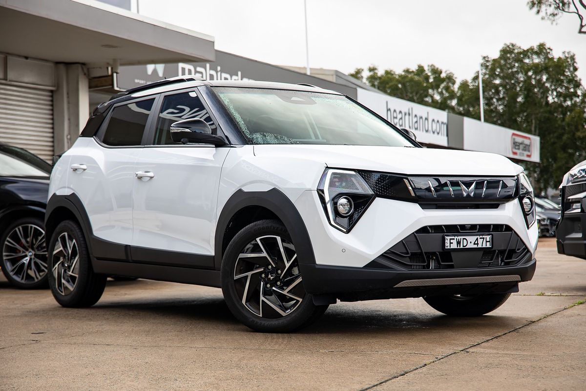 2025 Mahindra XUV3XO AX7L