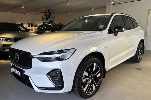 2025 Volvo XC60 Plus T8 Plug-In Hybrid Dark