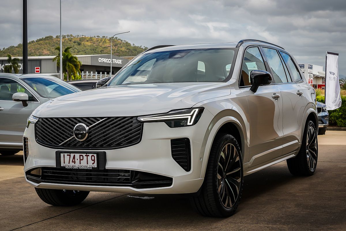 2025 Volvo XC90 Ultra B5 Dark
