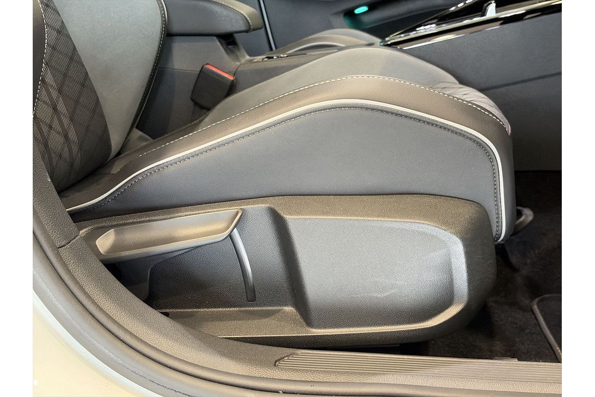2022 Volkswagen Golf 110TSI R-Line 8