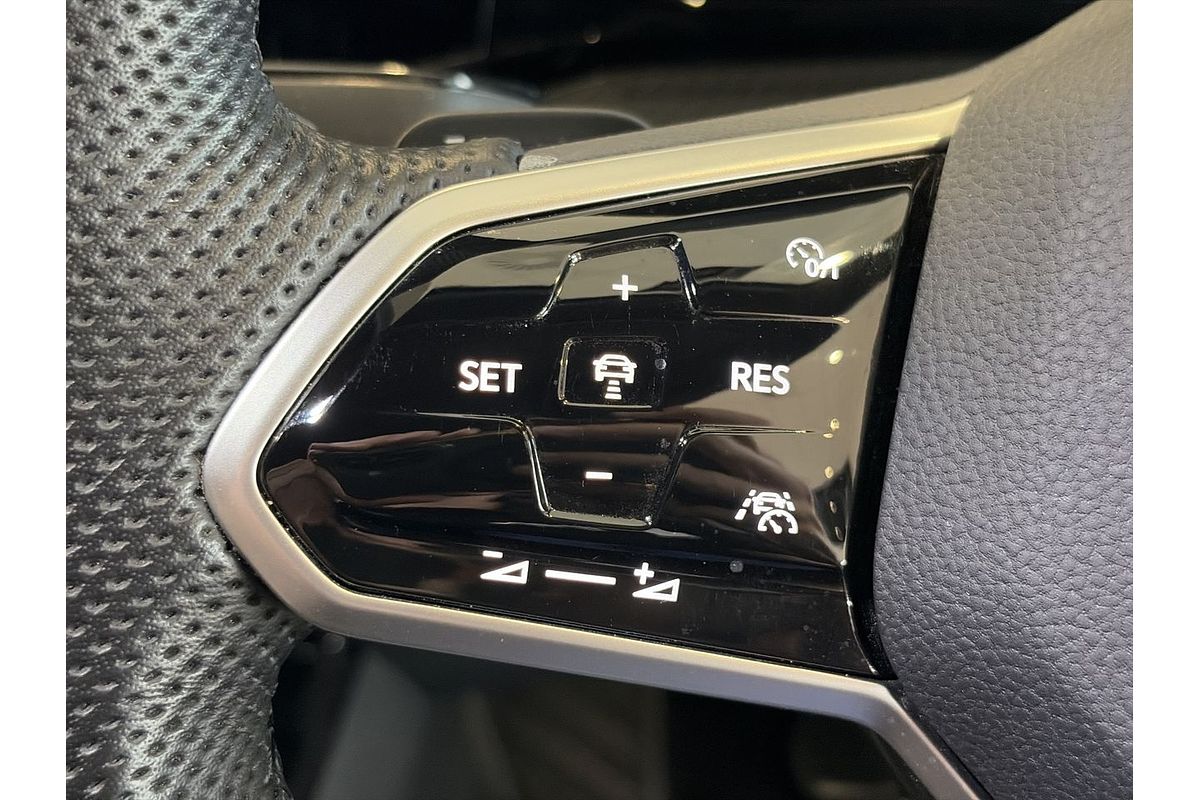 2022 Volkswagen Golf 110TSI R-Line 8