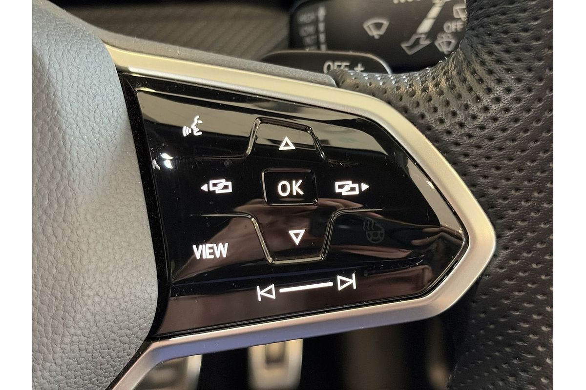 2022 Volkswagen Golf 110TSI R-Line 8