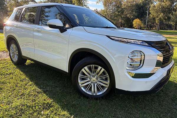 2024 Mitsubishi Outlander ES ZM