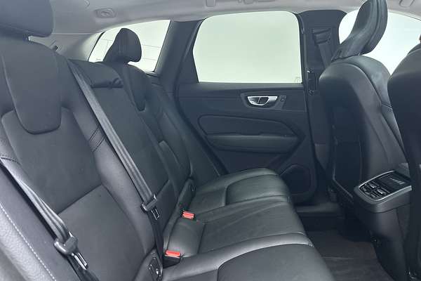 2022 Volvo XC60 B5 Momentum thumb-11