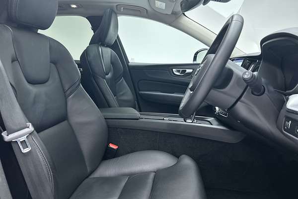 2022 Volvo XC60 B5 Momentum thumb-12