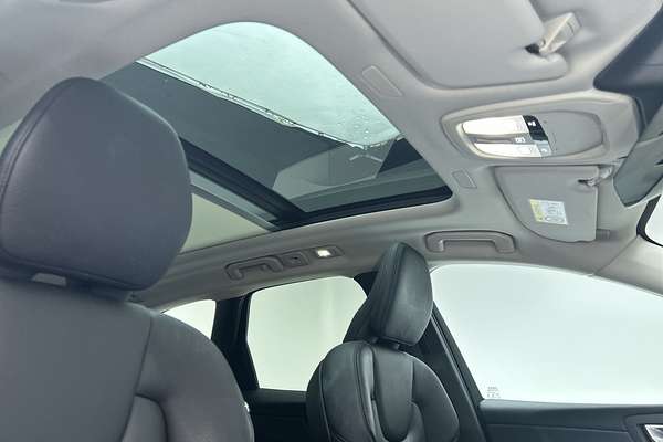 2022 Volvo XC60 B5 Momentum thumb-14