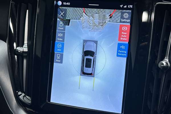 2022 Volvo XC60 B5 Momentum thumb-16