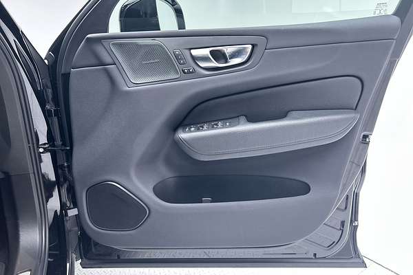 2022 Volvo XC60 B5 Momentum thumb-18