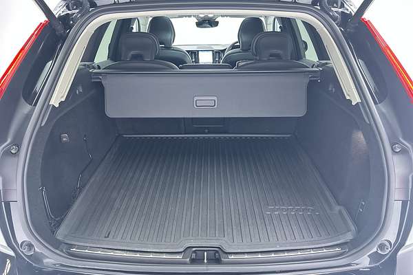 2022 Volvo XC60 B5 Momentum thumb-20
