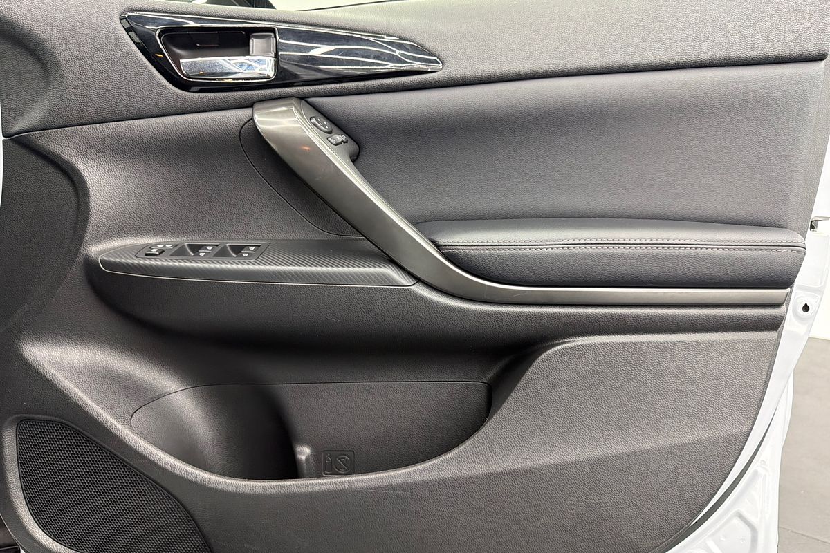 2023 Mitsubishi Eclipse Cross LS Black Edition YB