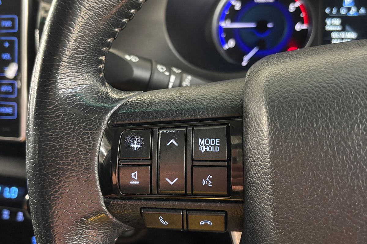 Hilux 4x4 SR5 2.8L T Diesel Automatic Double Cab 1Y46290 004