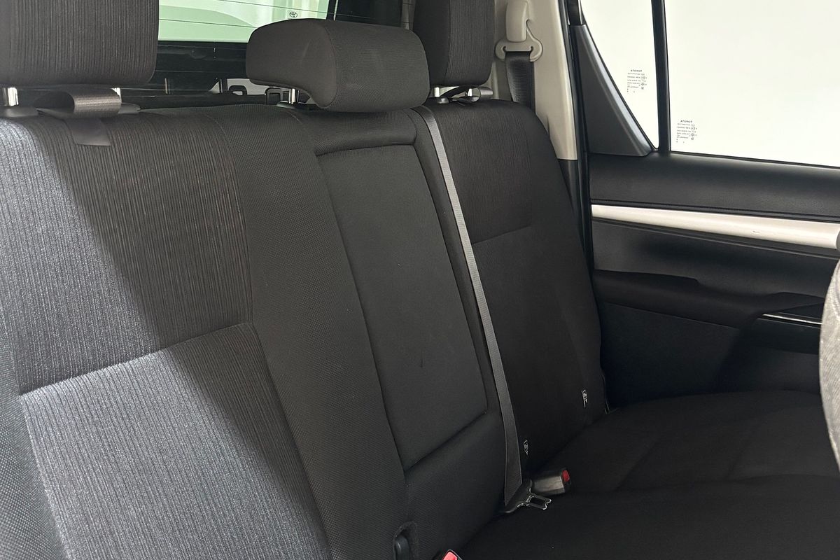Hilux 4x4 SR5 2.8L T Diesel Automatic Double Cab 1Y46290 004
