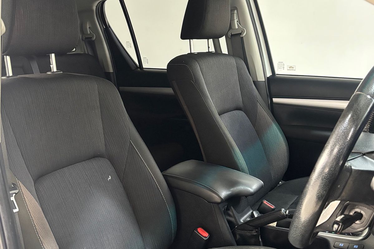 Hilux 4x4 SR5 2.8L T Diesel Automatic Double Cab 1Y46290 004