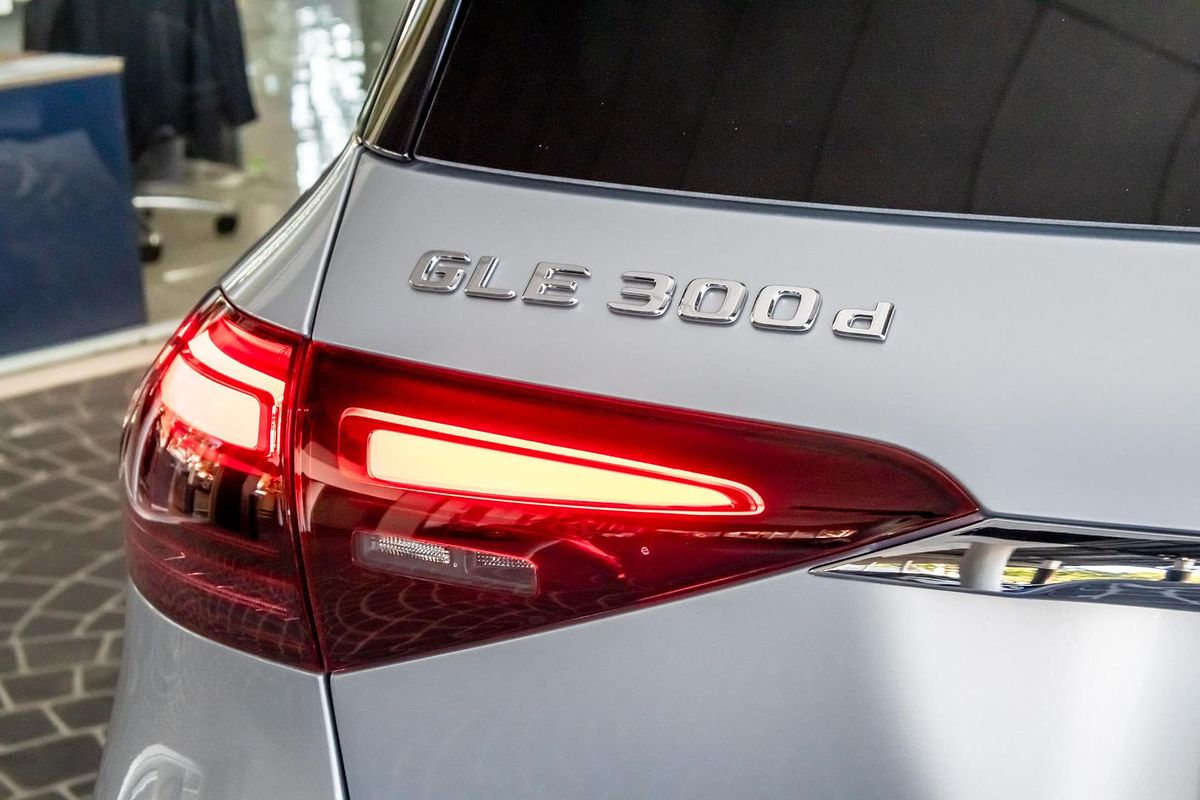 V167 805+055MY GLE300 d WAG 9G 9sp 2.0DT/15kW