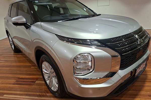 2023 Mitsubishi Outlander ES ZM