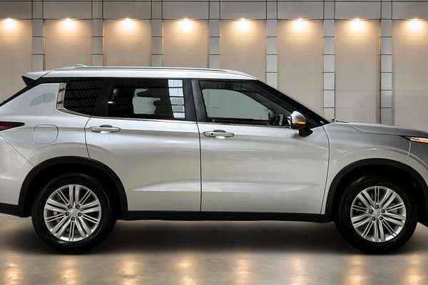2024 Mitsubishi Outlander LS ZM
