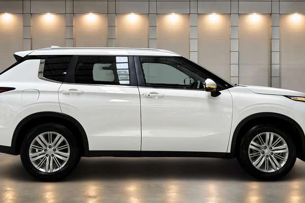 2024 Mitsubishi Outlander LS ZM