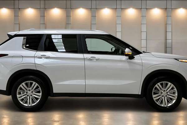 2024 Mitsubishi Outlander LS ZM