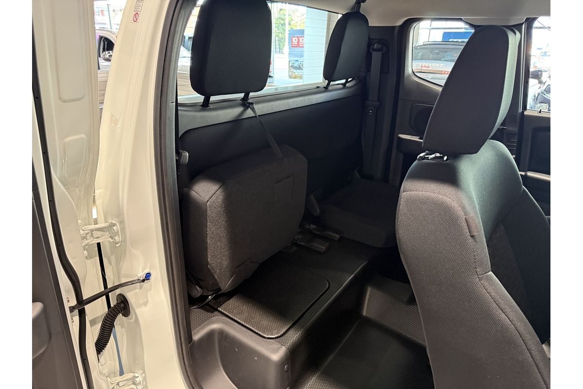 2026 Mitsubishi MV Triton GLX 2.4L D 6AT 4X4 CC CC