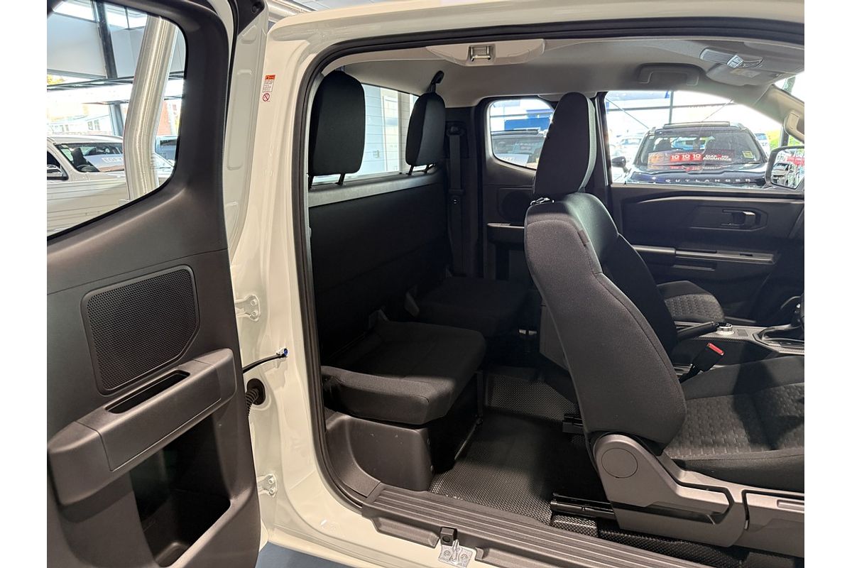 2026 Mitsubishi MV Triton GLX 2.4L D 6AT 4X4 CC CC