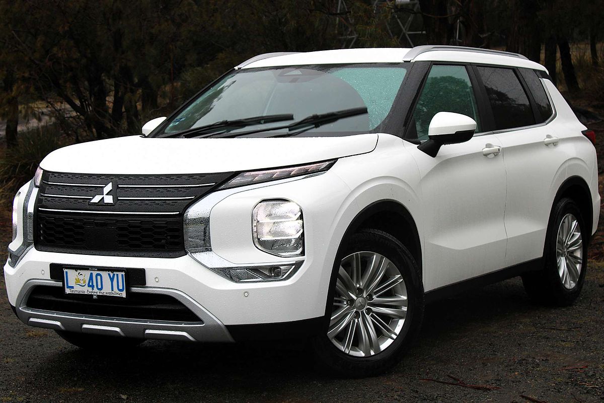 2024 Mitsubishi Outlander LS ZM