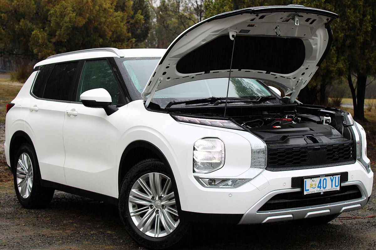 2024 Mitsubishi Outlander LS ZM