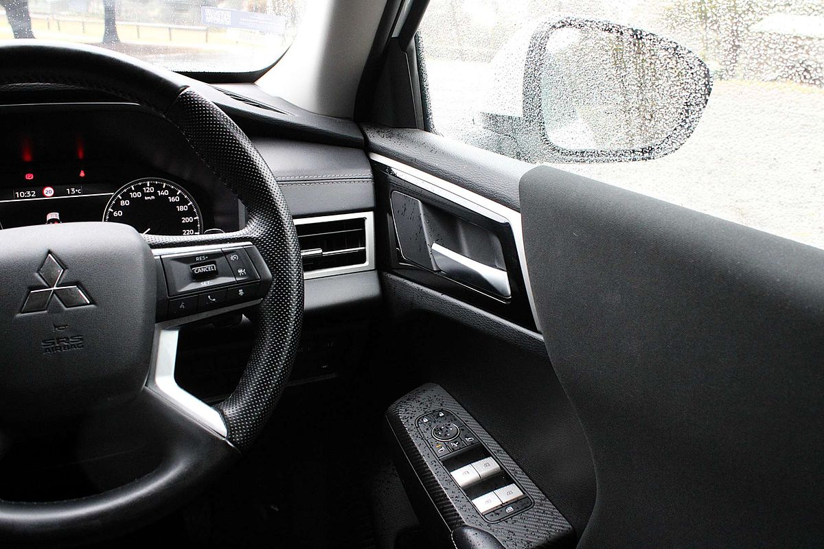 2024 Mitsubishi Outlander LS ZM