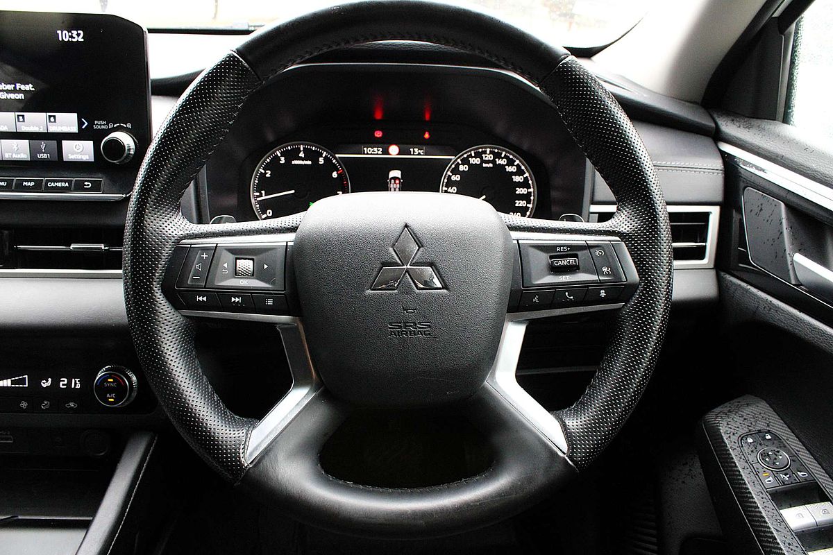 2024 Mitsubishi Outlander LS ZM