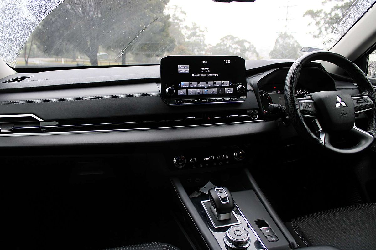 2024 Mitsubishi Outlander LS ZM