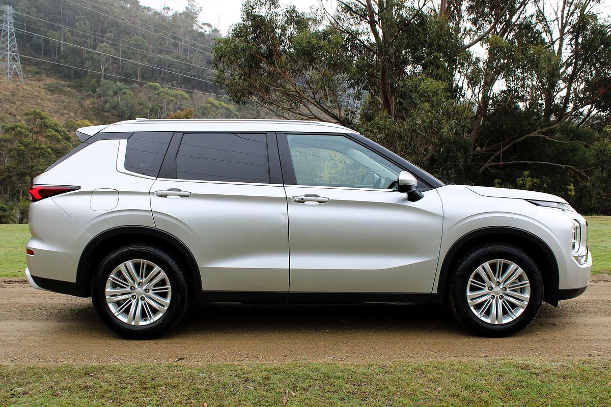 2024 Mitsubishi Outlander LS ZM