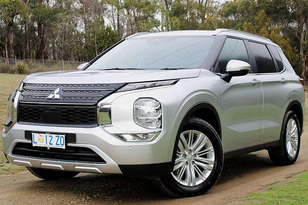 2024 Mitsubishi Outlander LS ZM