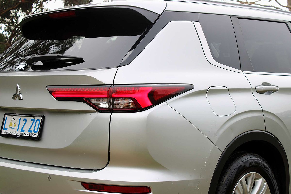 2024 Mitsubishi Outlander LS ZM