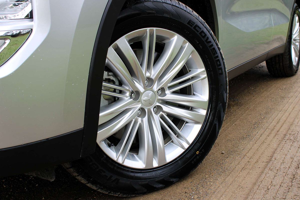 2024 Mitsubishi Outlander LS ZM