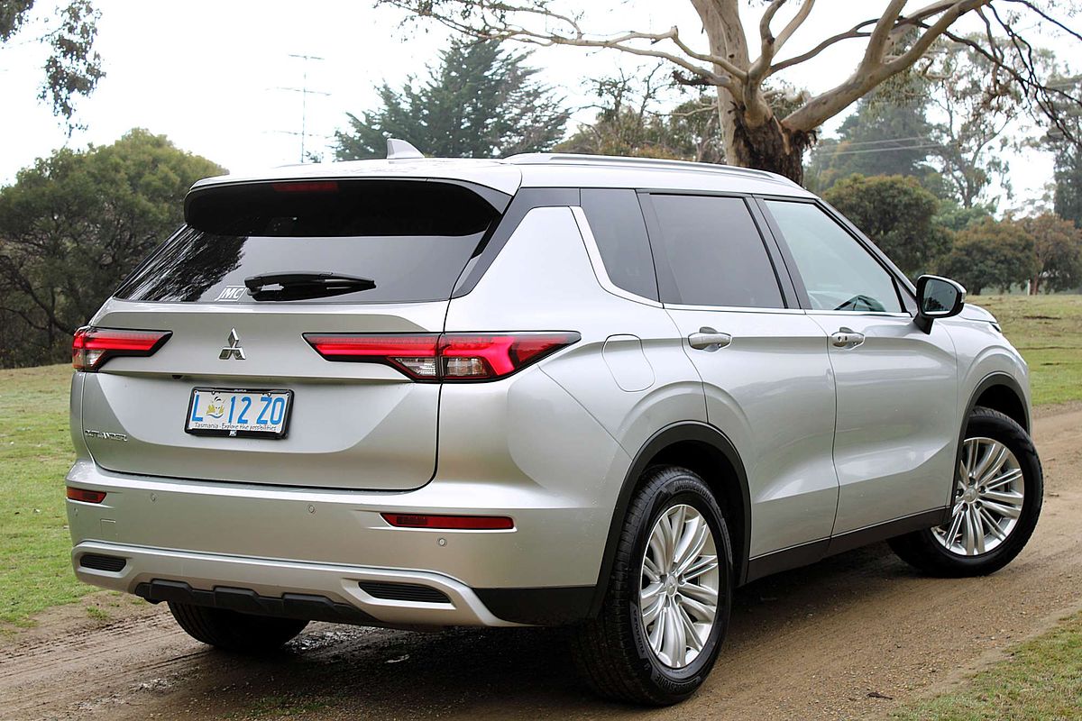 2024 Mitsubishi Outlander LS ZM