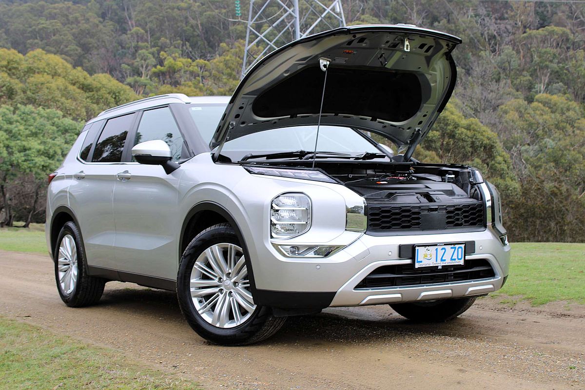 2024 Mitsubishi Outlander LS ZM