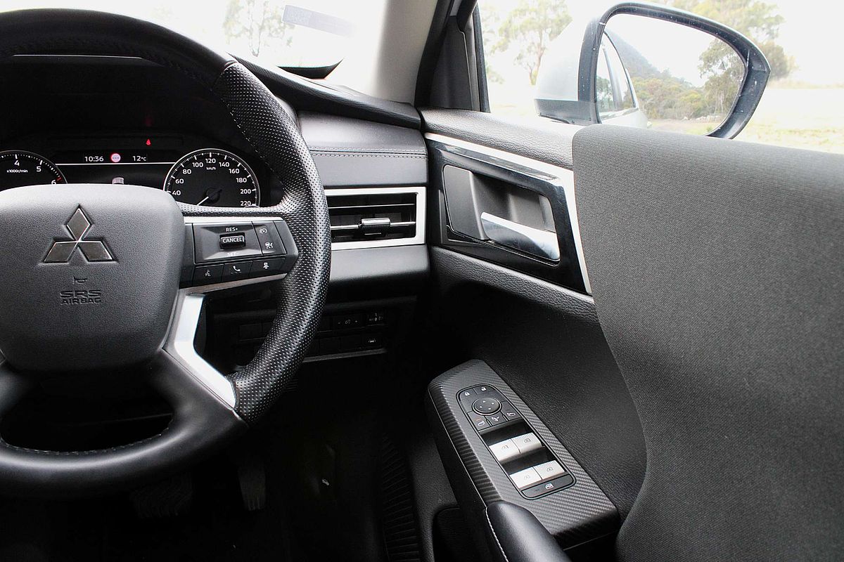 2024 Mitsubishi Outlander LS ZM