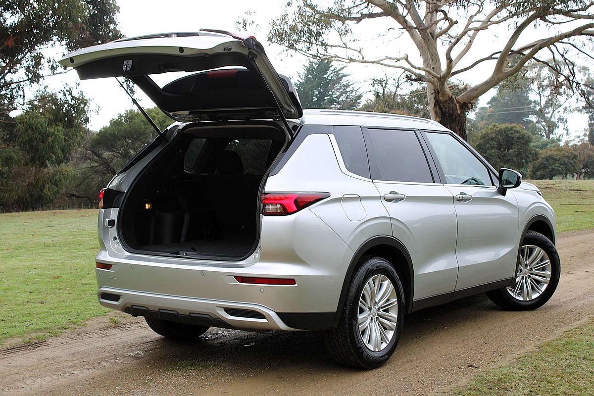 2024 Mitsubishi Outlander LS ZM