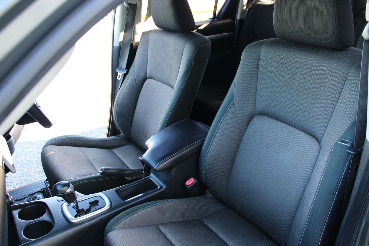 Hilux 4x4 SR5 2.8L T Diesel Automatic Double Cab 1Y46290 004