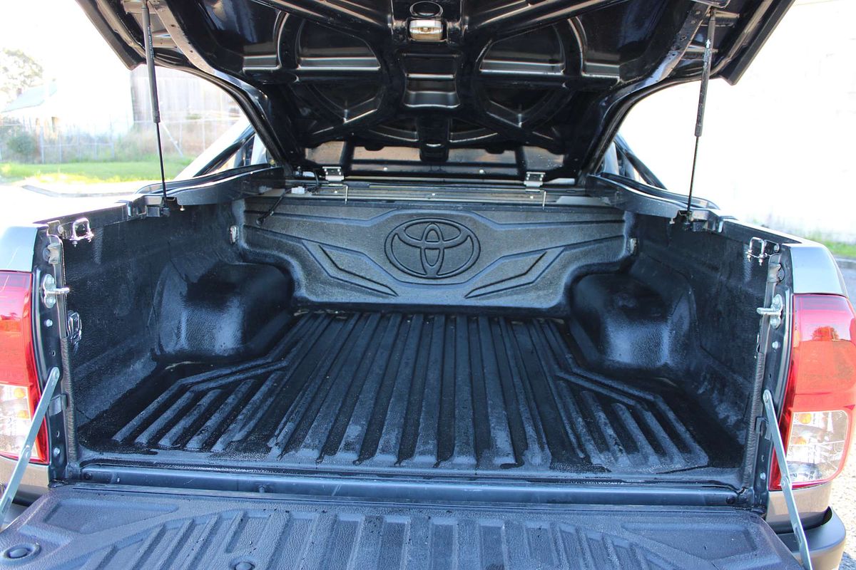 Hilux 4x4 SR5 2.8L T Diesel Automatic Double Cab 1Y46290 004