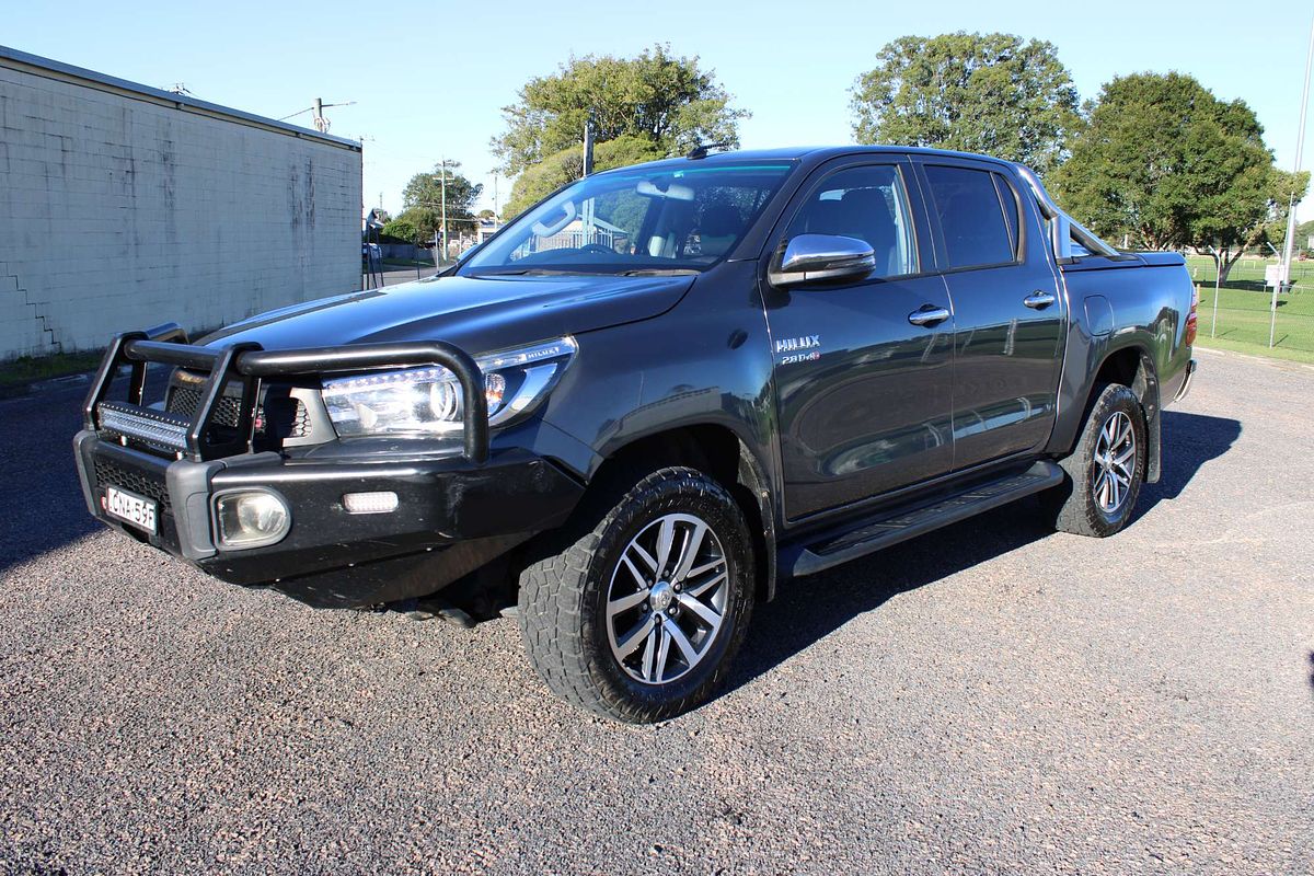 Hilux 4x4 SR5 2.8L T Diesel Automatic Double Cab 1Y46290 004