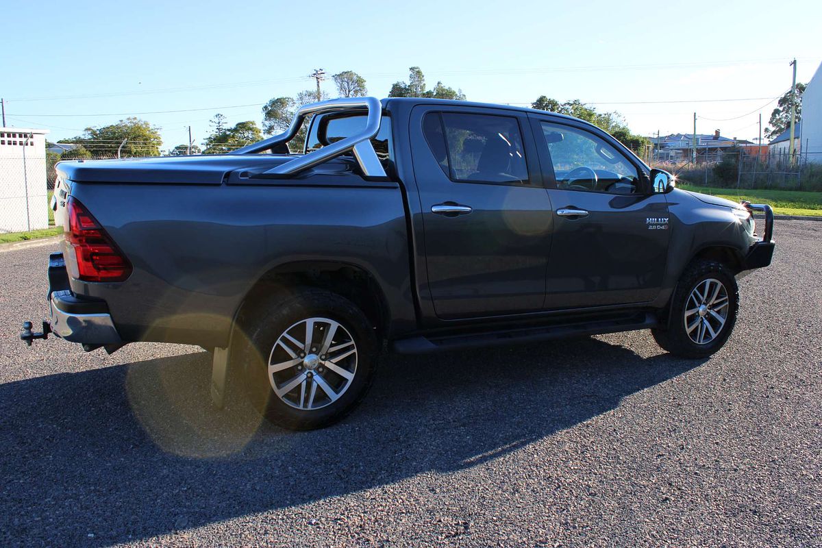 Hilux 4x4 SR5 2.8L T Diesel Automatic Double Cab 1Y46290 004