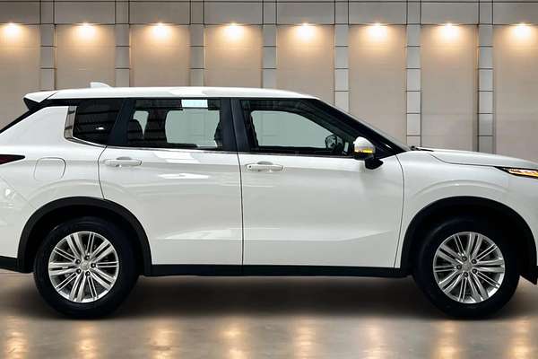 2024 Mitsubishi Outlander ES ZM