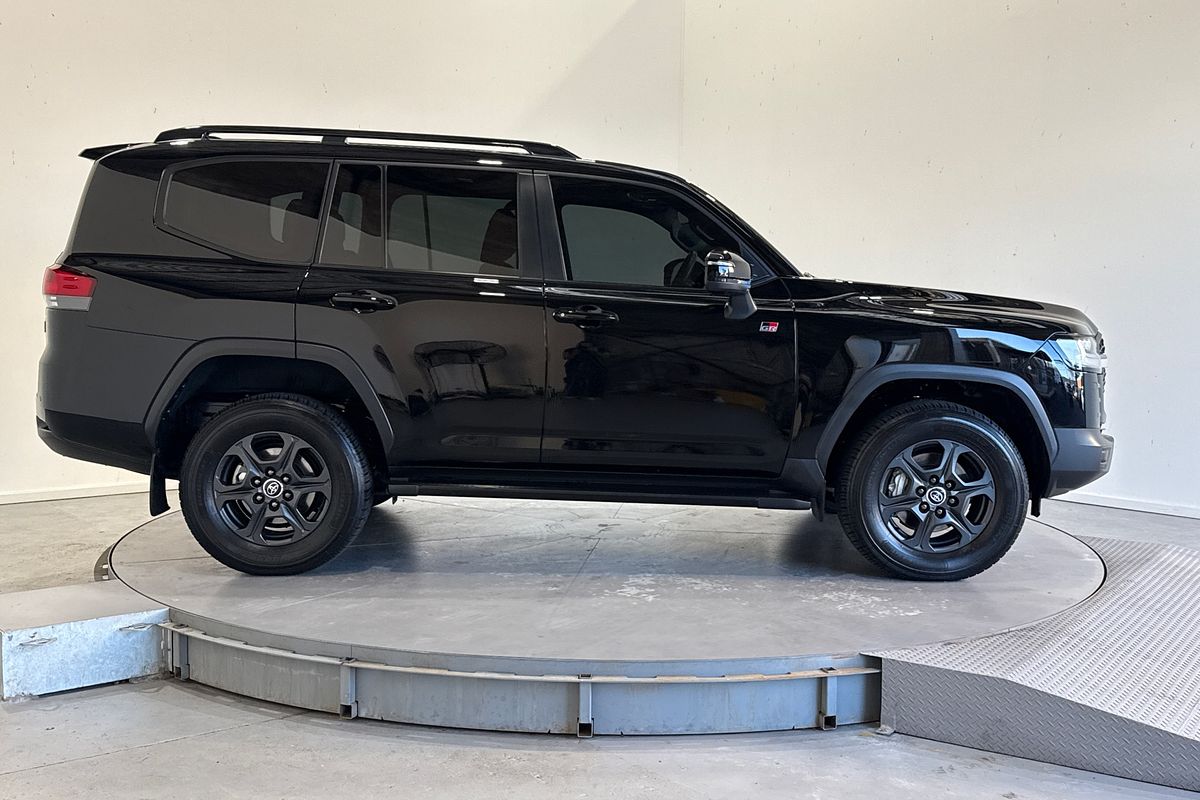 2025 Toyota Landcruiser GR Sport FJA300R